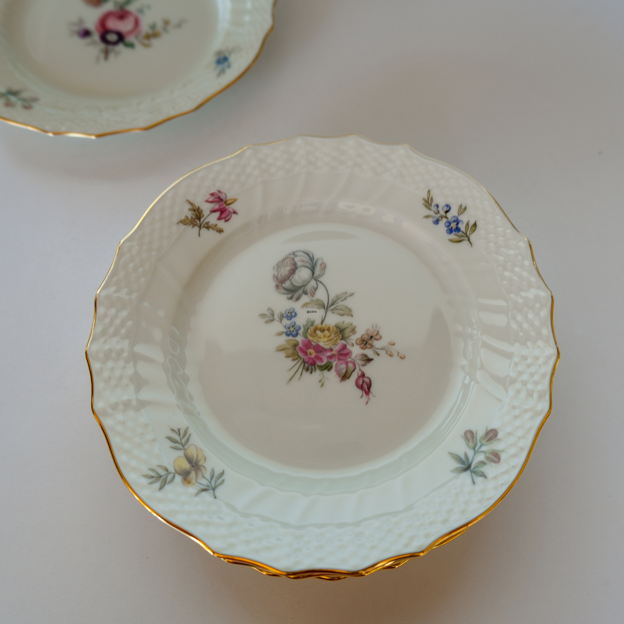 Royal Copenhagen Frijsenborg kagetallerken nr. 910-1626, forskellige blomstermotiver