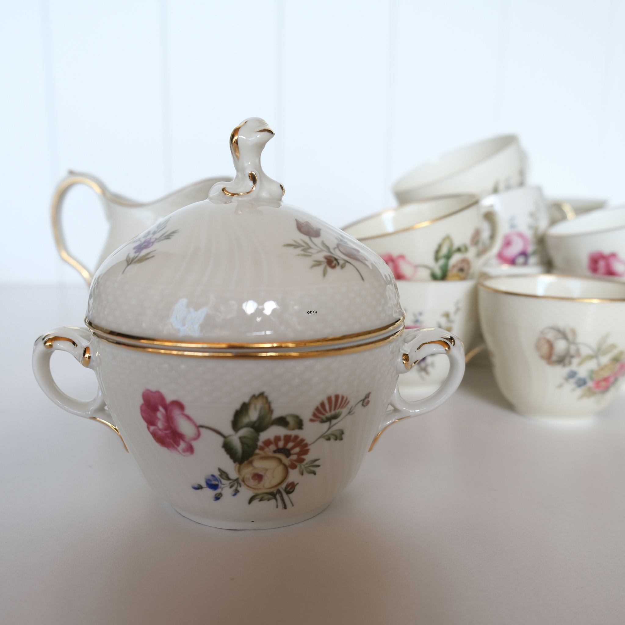 Royal Copenhagen Frijsenborg sukkerskål med låg nr. 910-1865 m/blomsterrmotiv og guldkant