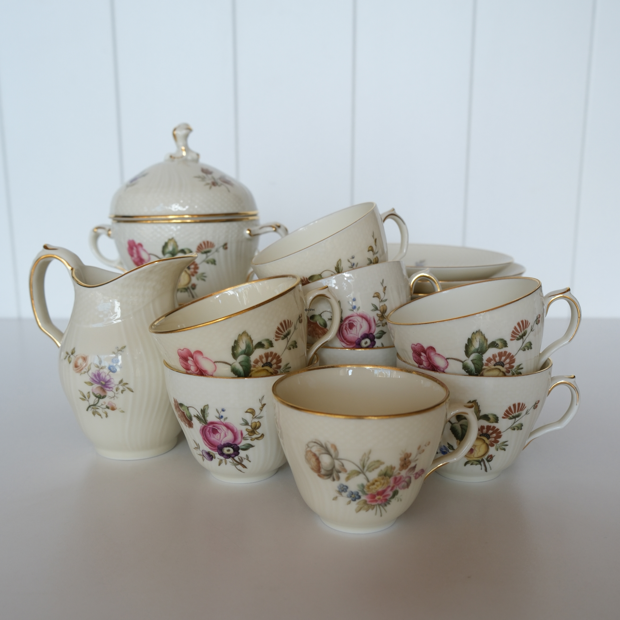 Royal Copenhagen Frijsenborg sukkerskål med låg nr. 910-1865 m/blomsterrmotiv og guldkant
