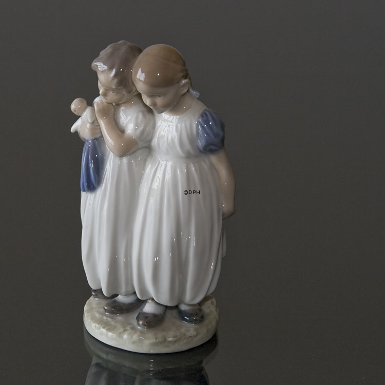 Piger med dukke, Royal Copenhagen figur nr. 939