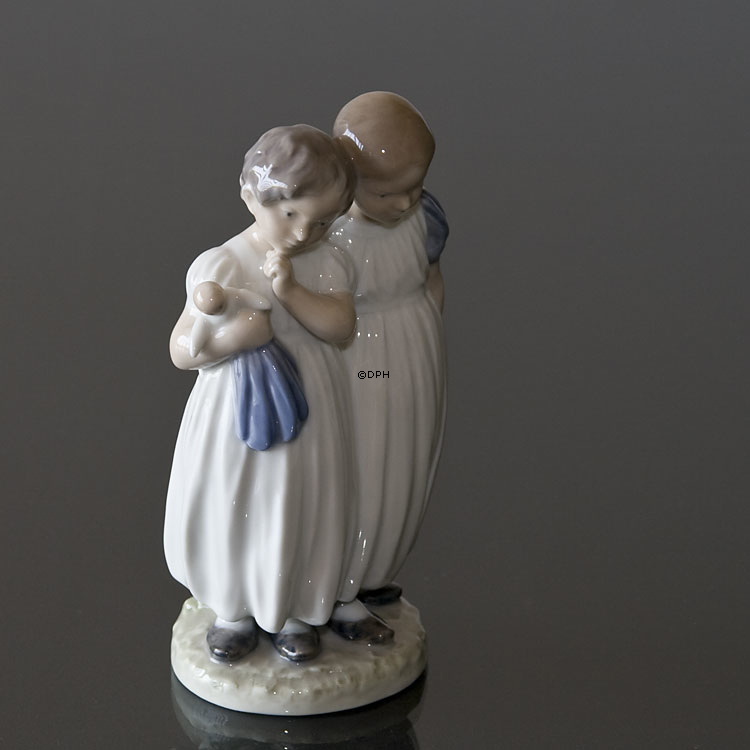 Piger med dukke, Royal Copenhagen figur nr. 939