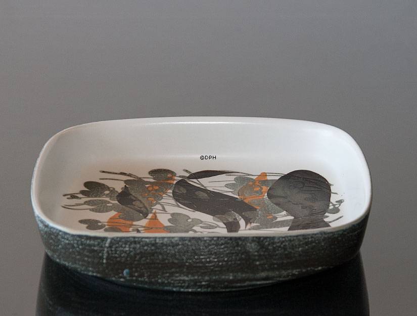 Fajance fad af Ivan Weiss, Royal Copenhagen nr. 963-3774