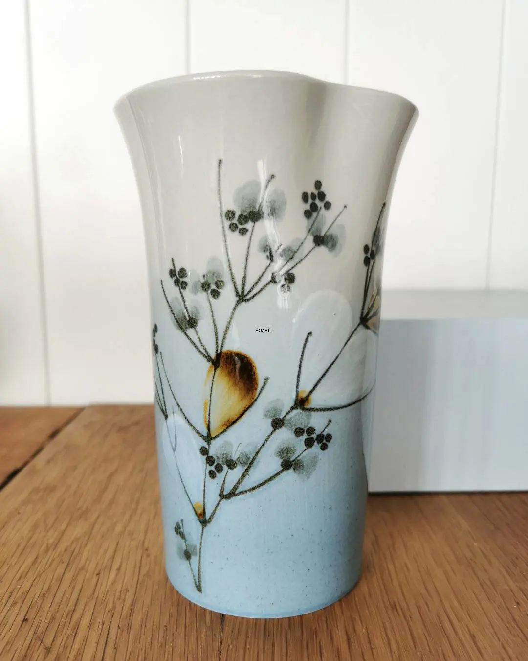 Vase med blomstergrene, Royal Copenhagen nr. 967-3873