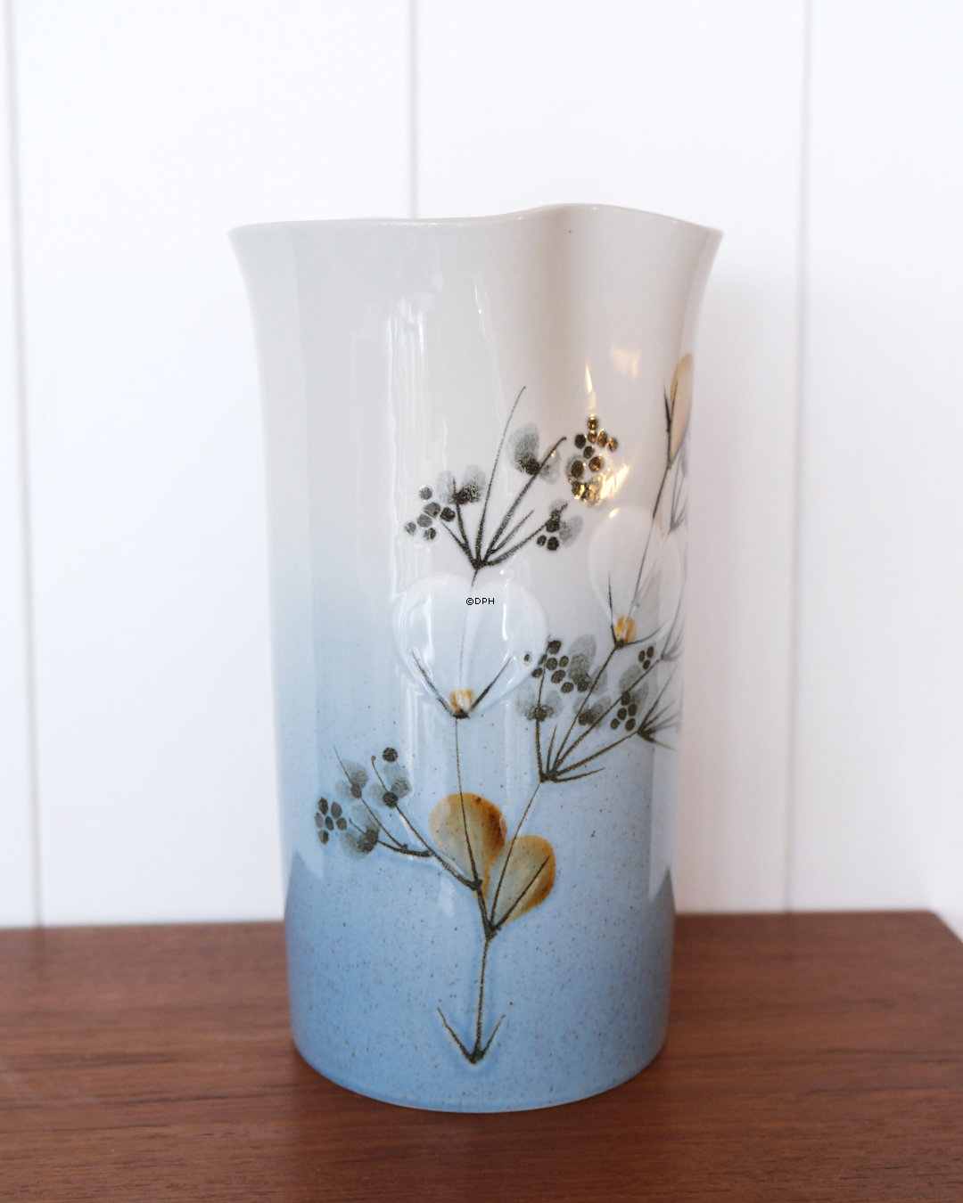 Vase med blomstergrene, Royal Copenhagen Celeste vase nr. 967-3886