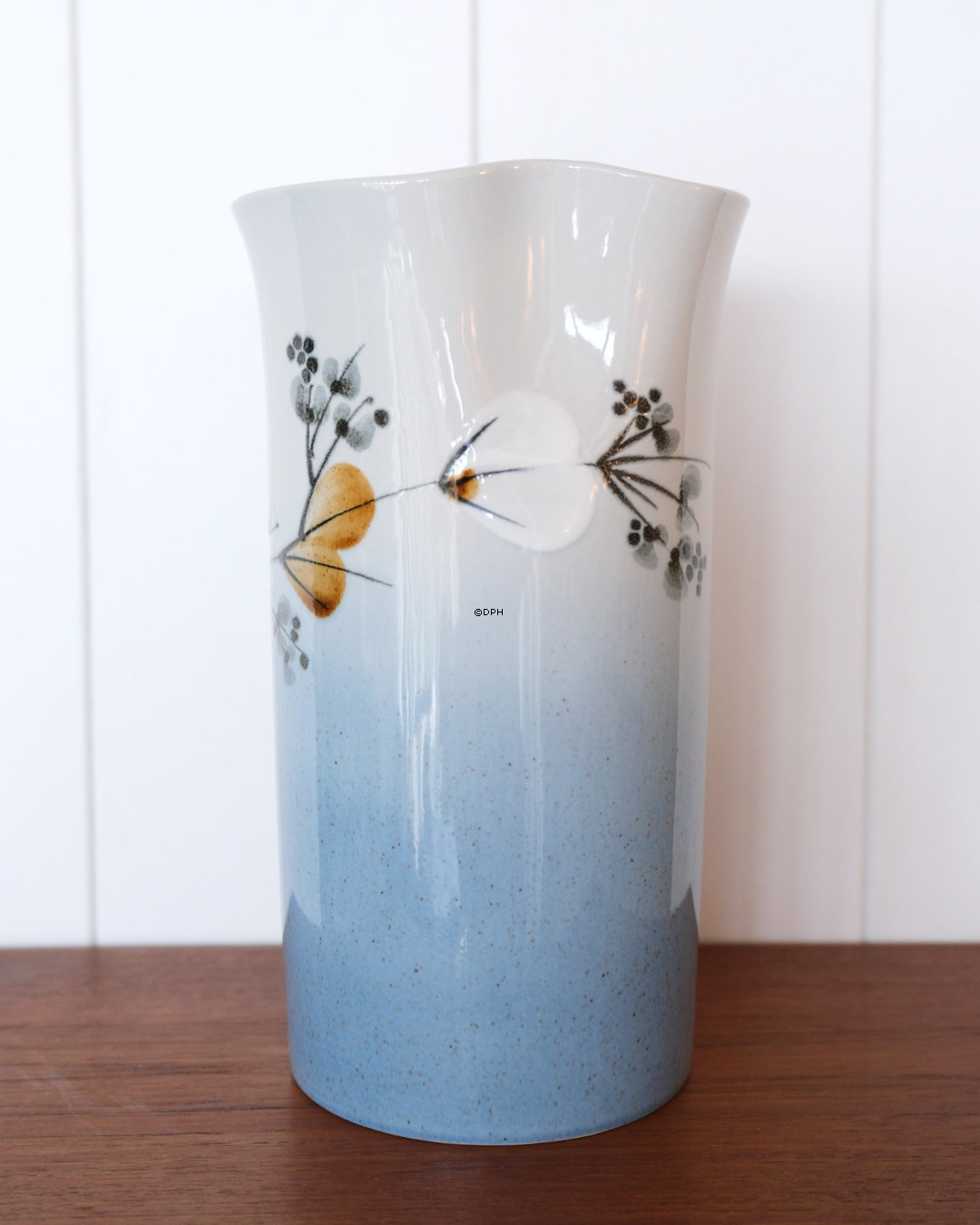 Vase med blomstergrene, Royal Copenhagen Celeste vase nr. 967-3886