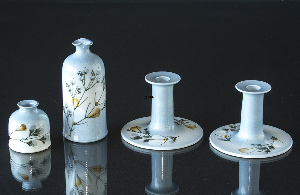 Vase med blomstergrene, Royal Copenhagen nr. 967-3907