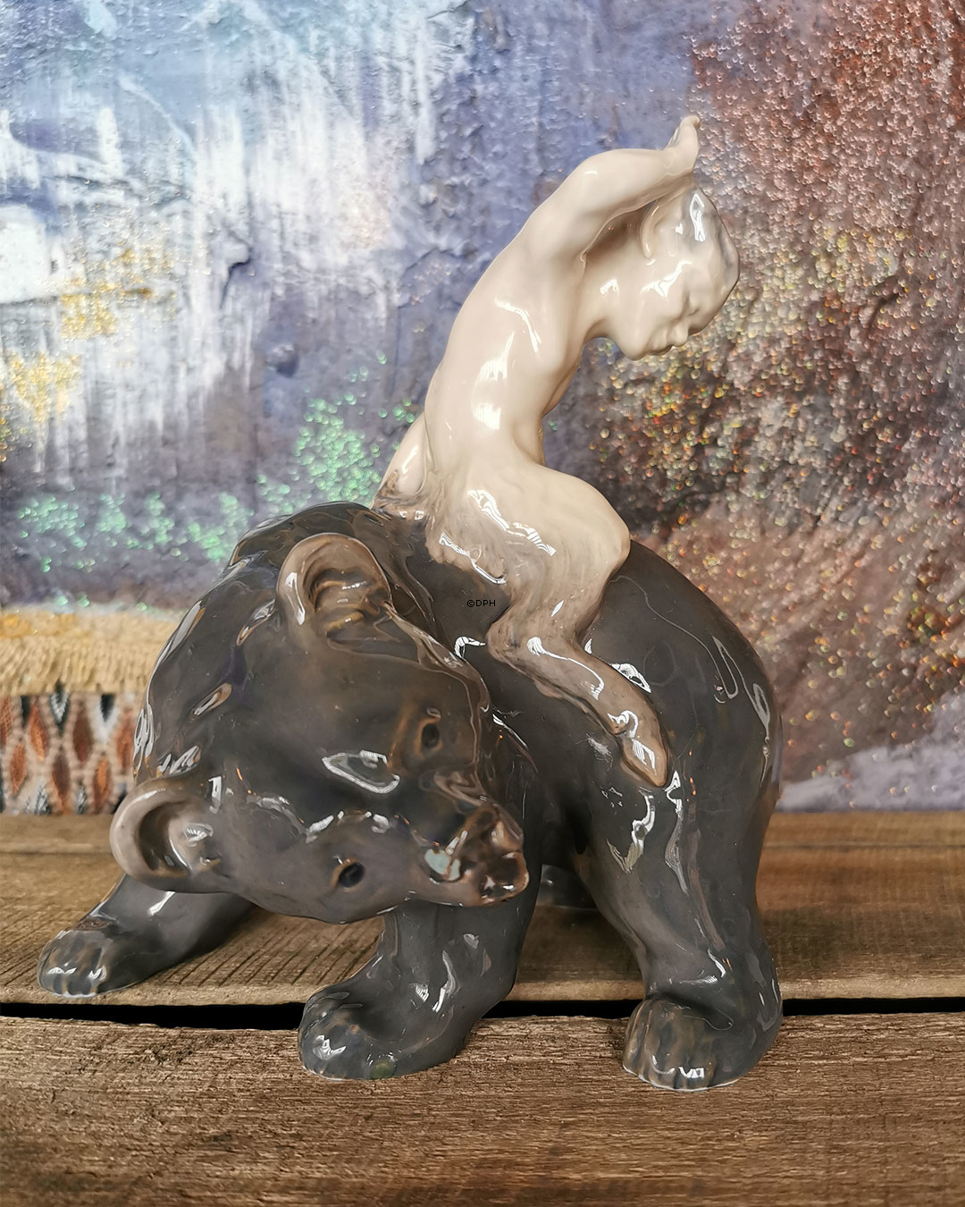 Faun med Bjørn, Royal Copenhagen figur nr. 976 (sjælden) - Lille fejl/rep. på den ene for pote