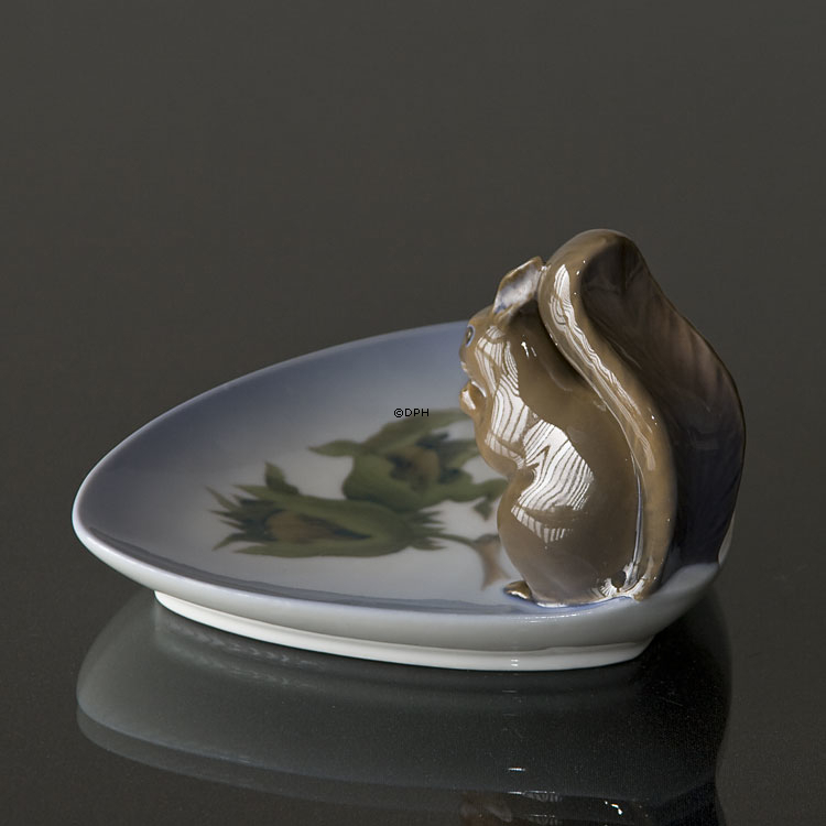 Skål med egern fra Royal Copenhagen nr. 981