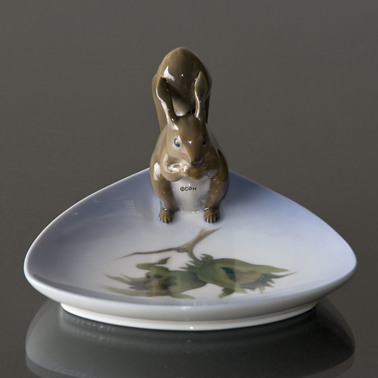 Skål med egern fra Royal Copenhagen nr. 981