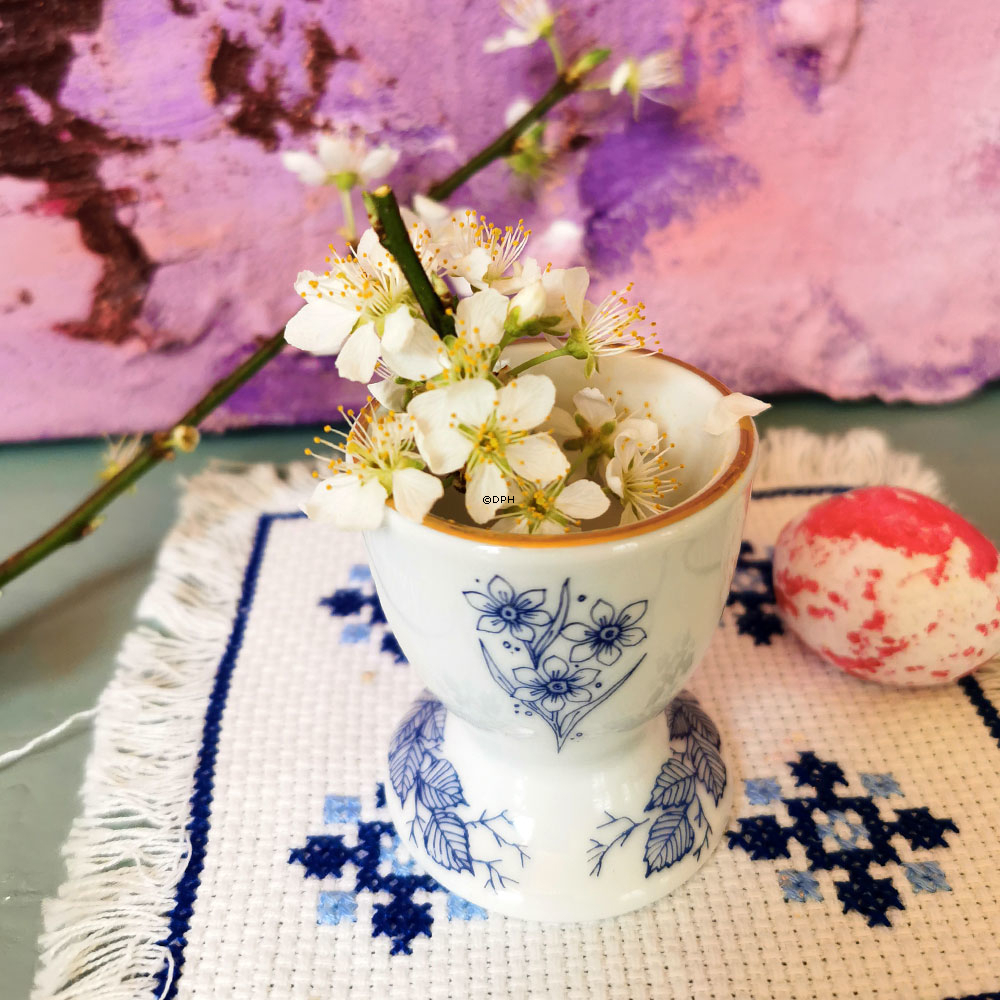 1977 Ravn Påske æggebæger blå/hvid, hare med påskeæg