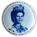 Ravn mindeplatte, Dronning Silvia