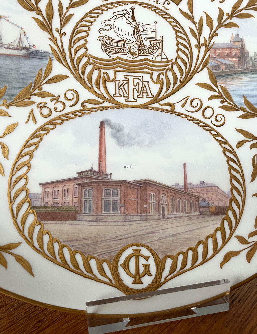 Royal Copenhagen platte med Københavns Frihavn og Isak Glückstadt