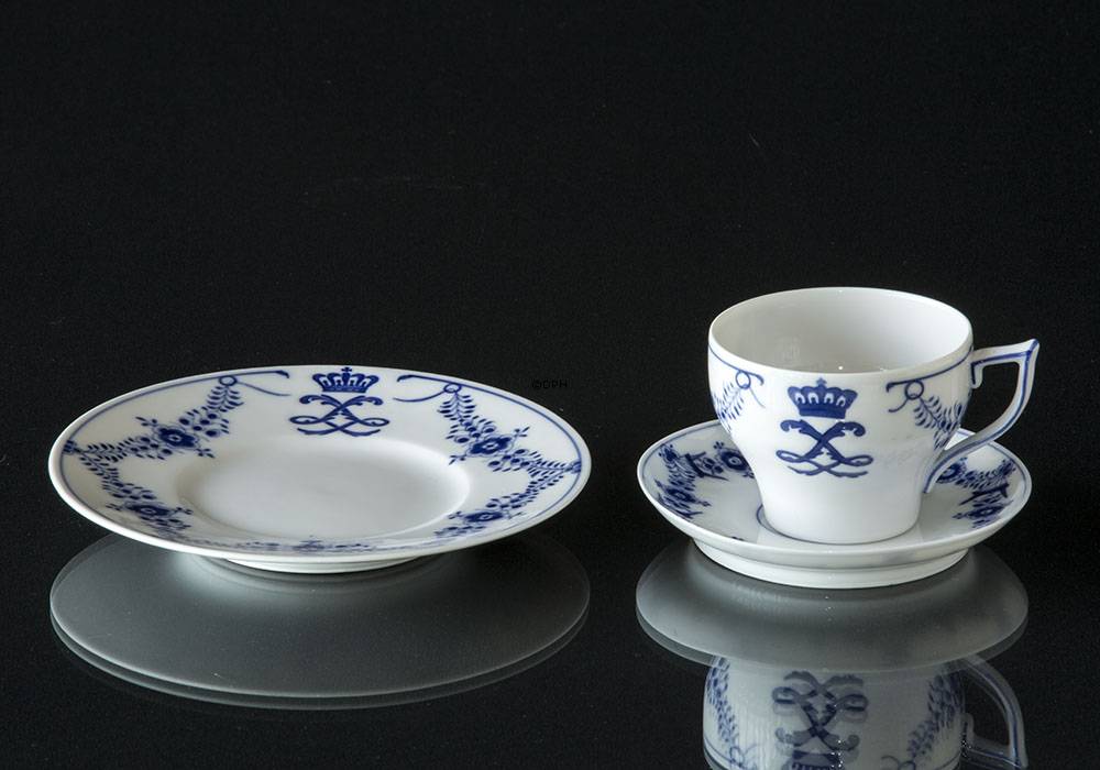 Musselmalet Kaffekop med underkop og kagetallerken (1898-1923), Royal Copenhagen Dronning Louise Selskabet Kaffestel