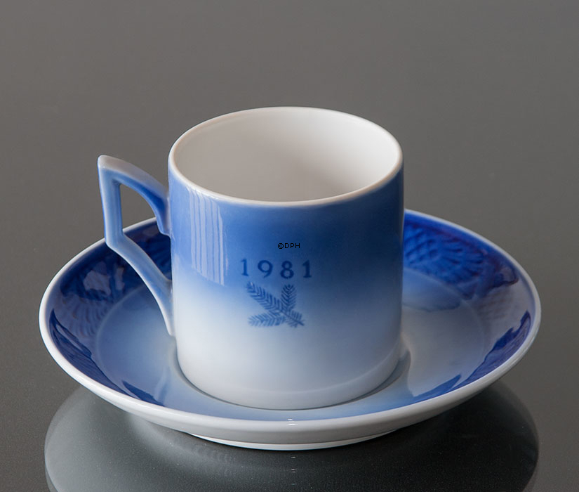 1981 Royal Copenhagen Julekop, Juletræet beundres