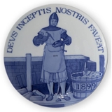 1899 Royal Copenhagen Mindeplatte, DEVS INCEPTIS NOSTRIS FAVEAT