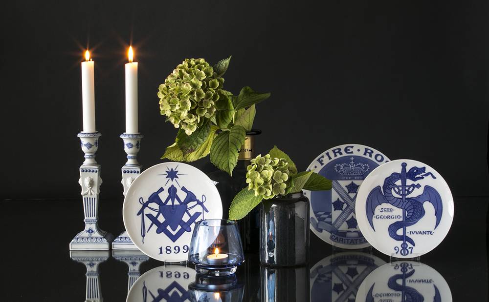 1909 Royal Copenhagen Mindeplatte, DE FIRE ROSER - CARITATE DEI