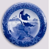 1916 Royal Copenhagen Memorial plate, DANMARK OG DANMARKS ÆRE ( Denmark and the honour of Denmark)