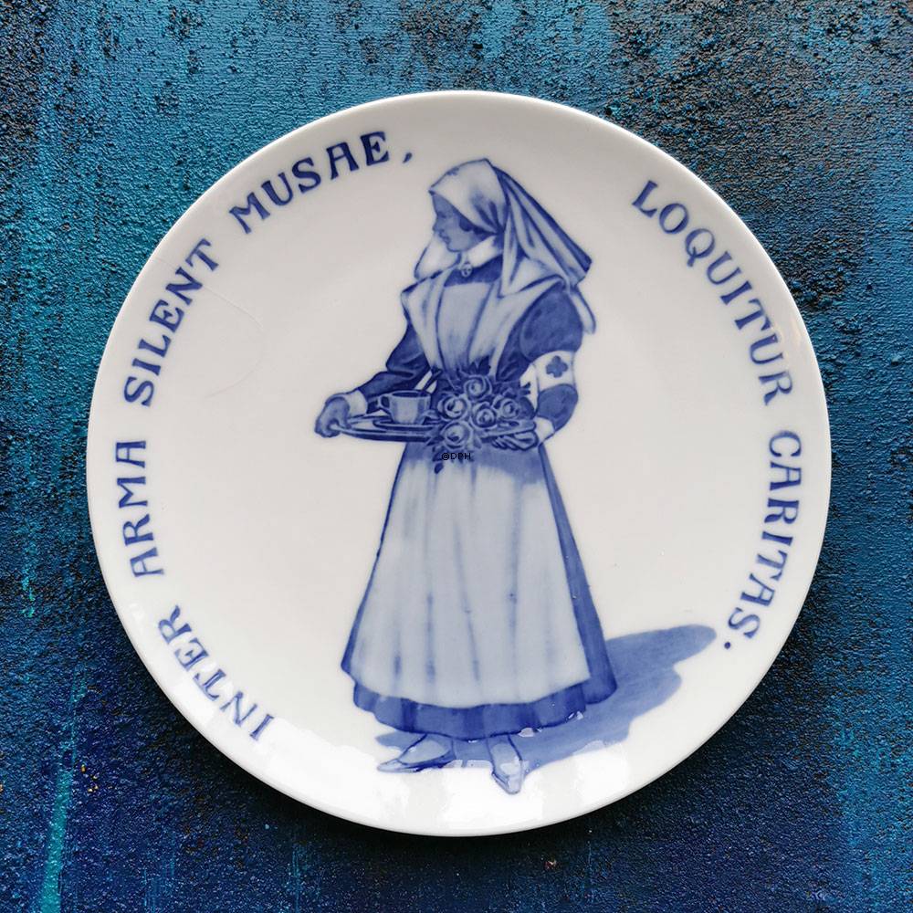 1917 Royal Copenhagen Mindeplatte, Røde Kors platte, INTER ARMA SILENT MUSAE LOQUITUR CARITAS