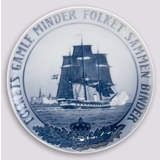 1926, Royal Copenhagen Memorial plate, FOLKETS GAMLE MINDER FOLKET SAMMEN 
BINDER ( A nation's history tie its people to each other)