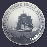 1926 Royal Copenhagen Mindeplatte, Fregatten Jylland, FOLKETS GAMLE MINDER FOLKET SAMMEN BINDER