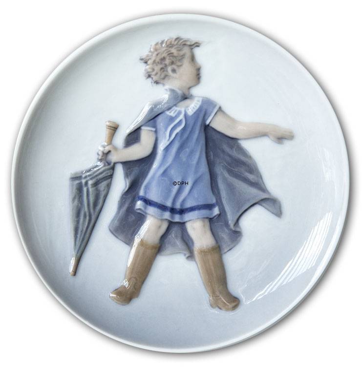 April, Royal Copenhagen månedsplatte nr. 3718 Dreng med paraply og regnslag