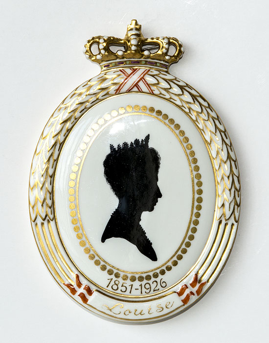 1926 Royal Copenhagen Platte, Silhuet af Dronning Louise 1851-1926