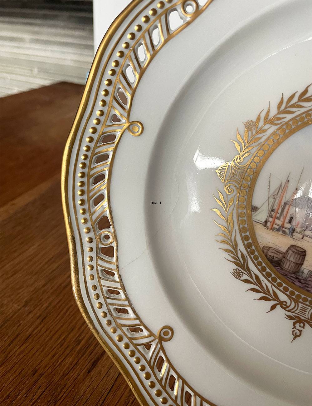 Royal Copenhagen platte med havn - Opus Schloasticum nr. 1657 (Med reparation)