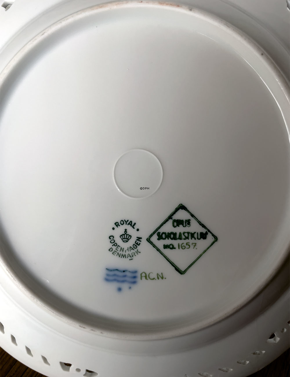 Royal Copenhagen platte med havn - Opus Schloasticum nr. 1657 (Med reparation)