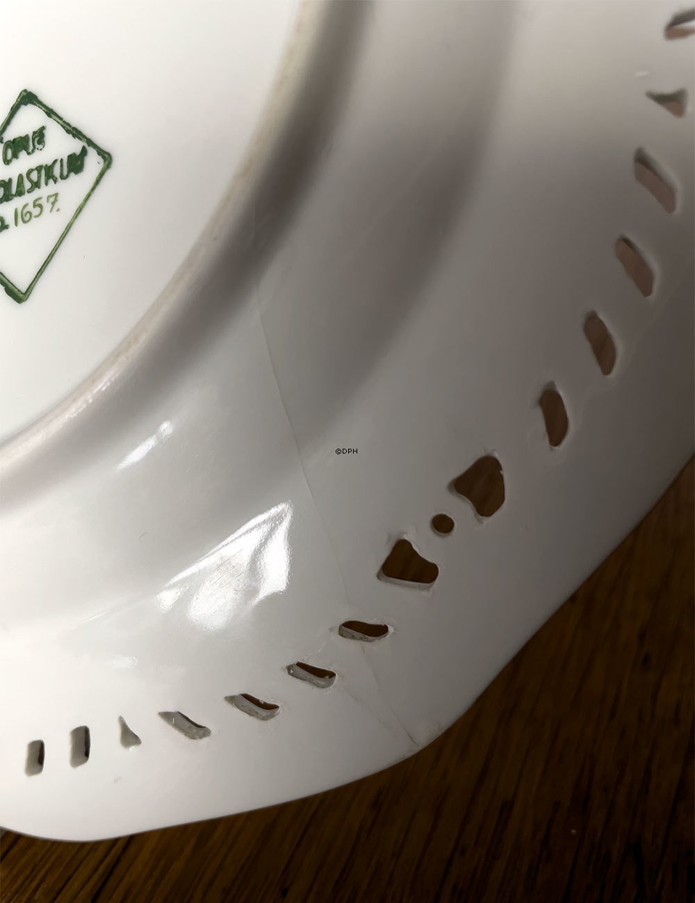 Royal Copenhagen platte med havn - Opus Schloasticum nr. 1657 (Med reparation)