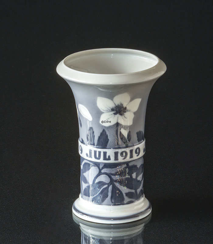 Royal Copenhagen Julevase 1919