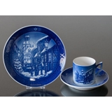 Lighting the Street Lamps 1996, Royal Copenhagen Christmas plate