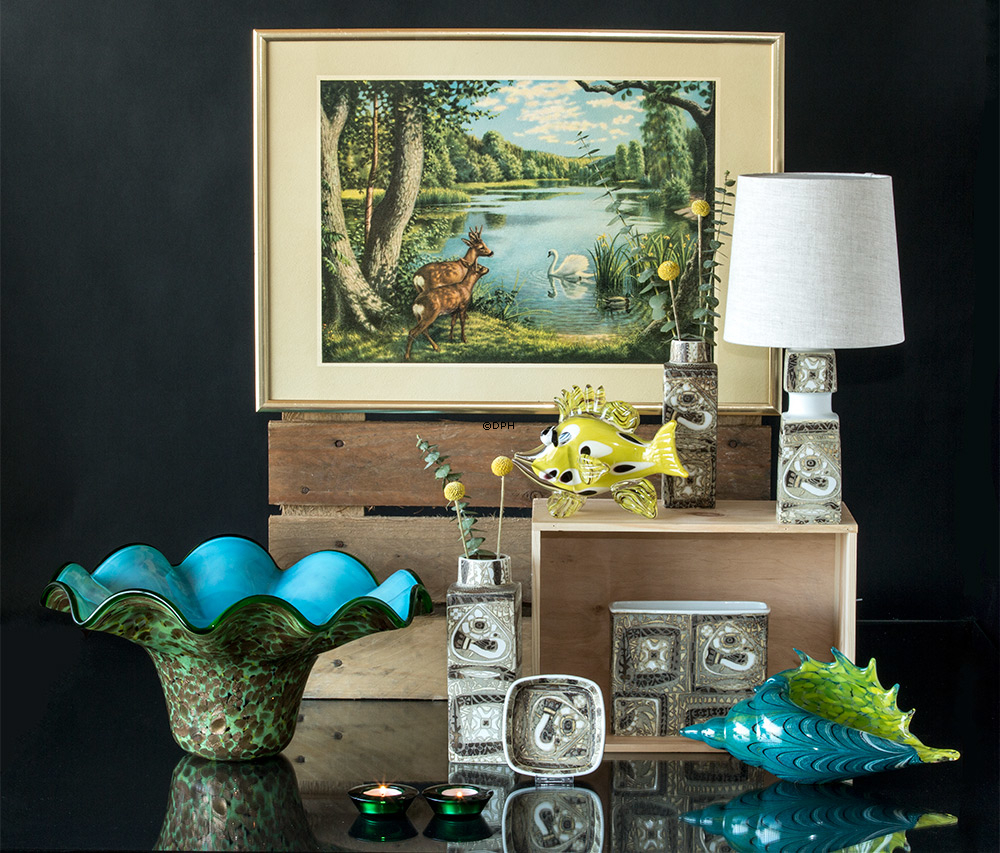 Landskabsmaleri af to rådyr og en svane på en skovsø