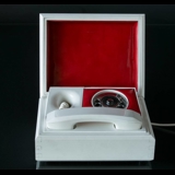 Schwedisches Retro Telefon in einer weißen Holzkiste mit rotem Lederinnenraum
