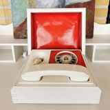 Svensk retro telefon i hvid trækasse med rødt læder interiør