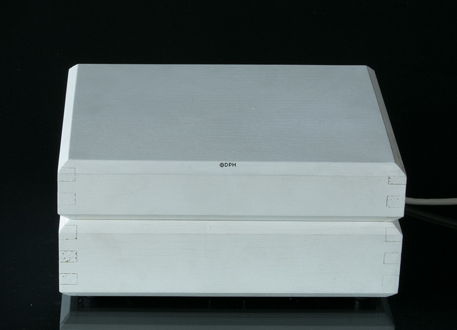 Svensk retro telefon i hvid trækasse med rødt læder interiør