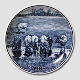 Peasant plate Tove Svendsen 1985 cows drinking