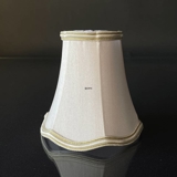 Håndsyet kantet lampeskærm med buer (smal model) 13 cm i højden, betrukket med off white silke