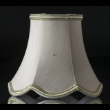 Håndsyet kantet lampeskærm med buer 14 cm i højden betrukket med off white silke