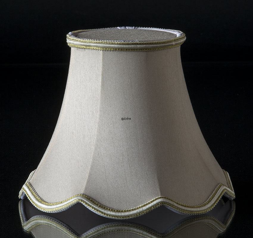 Håndsyet kantet lampeskærm med buer 15 cm i højden betrukket med off white silke