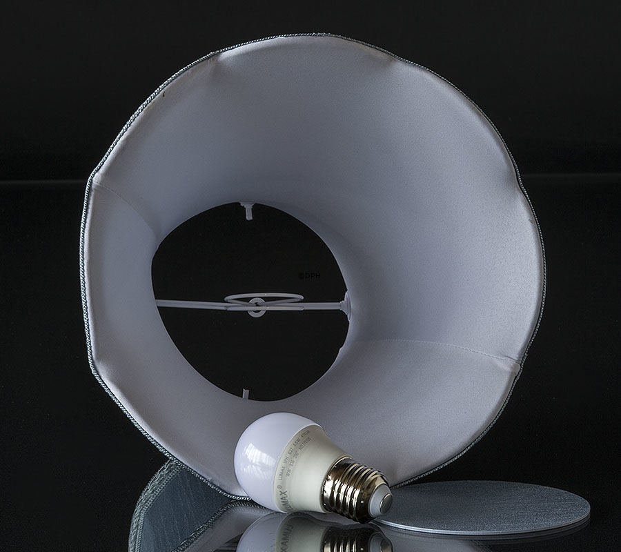 Håndsyet kantet lampeskærm med buer 18 cm i højden, lys grøn silke stof