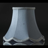 Håndsyet kantet lampeskærm med buer 18 cm i højden, lys blå silke stof