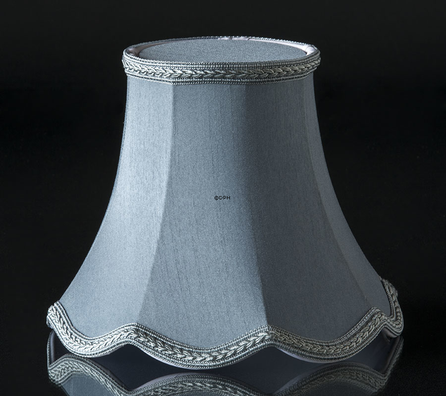Håndsyet kantet lampeskærm med buer 18 cm i højden, lys blå silke stof