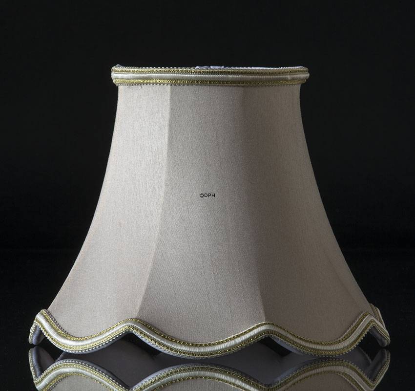 Håndsyet kantet lampeskærm med buer 18 cm i højden betrukket med off white silke
