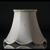 Håndsyet kantet lampeskærm med buer 18 cm i højden betrukket med off white silke