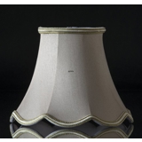 Håndsyet kantet lampeskærm med buer 18 cm i højden betrukket med off white silke