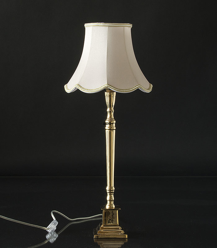 Håndsyet kantet lampeskærm med buer 18 cm i højden betrukket med off white silke