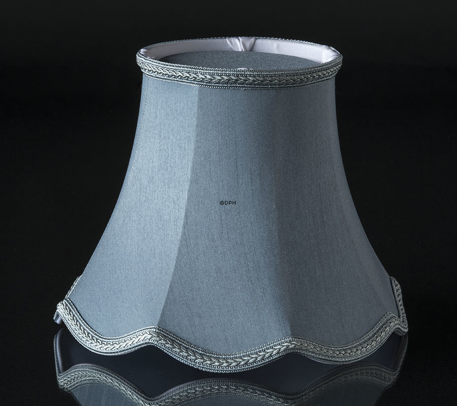 Håndsyet kantet lampeskærm med buer 20 cm i højden, lys blå silke stof