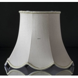 Håndsyet kantet lampeskærm med buer 20 cm i højden betrukket med off white silke