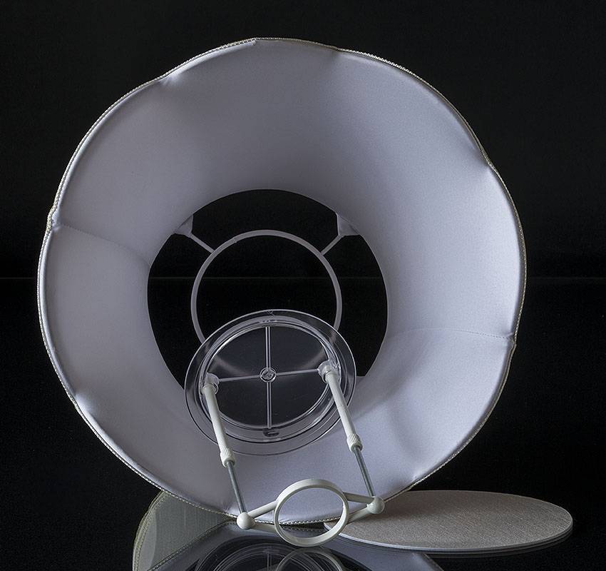 Håndsyet kantet lampeskærm med buer 20 cm i højden betrukket med off white silke