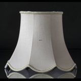 Håndsyet kantet lampeskærm med buer 22 cm i højden betrukket med off white silke